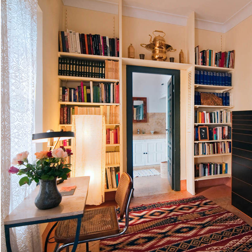 La bibliothèque dans la chambre